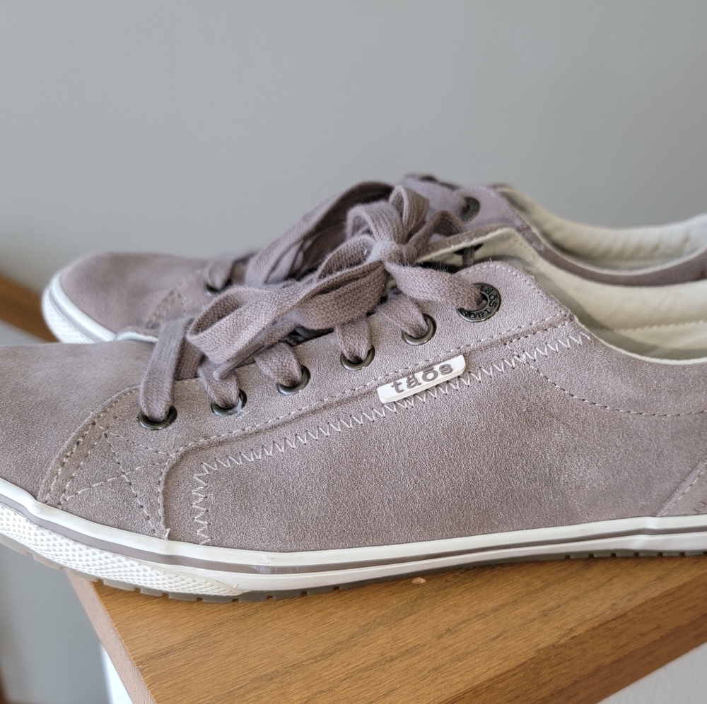 Taos size 9 womens shoes